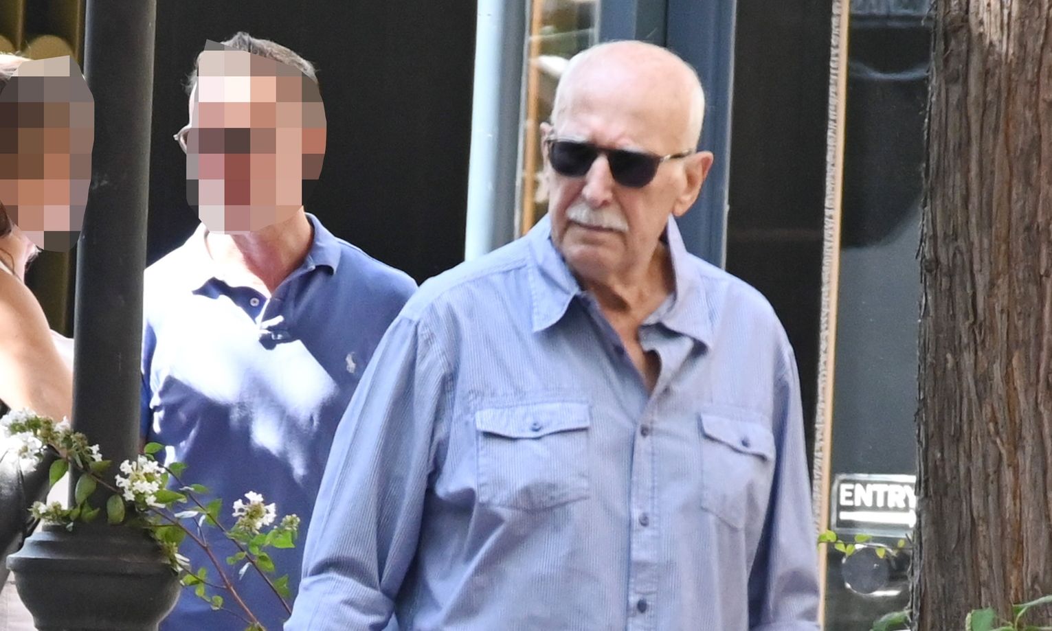 Αν αναρωτιέστε τι κάνει ο Παπαδάκης εκτός του «Καλημέρα Ελλάδα»... Καρέ καρέ η βόλτα στο Κολωνάκι