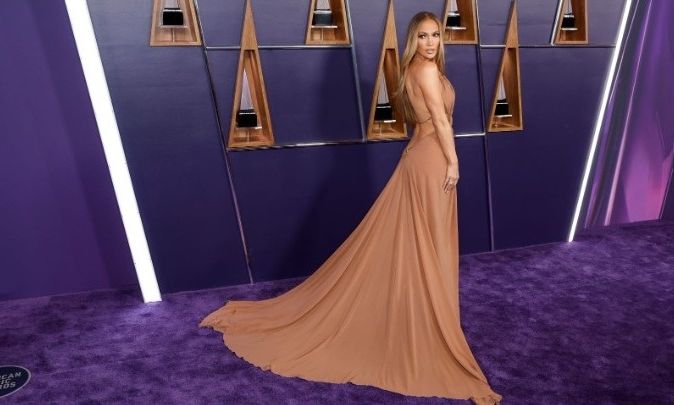 Netflix: Η Τζένιφερ Λόπεζ με Dior στα γυρίσματα της νέας της ταινίας «The Last Mrs. Parrish»