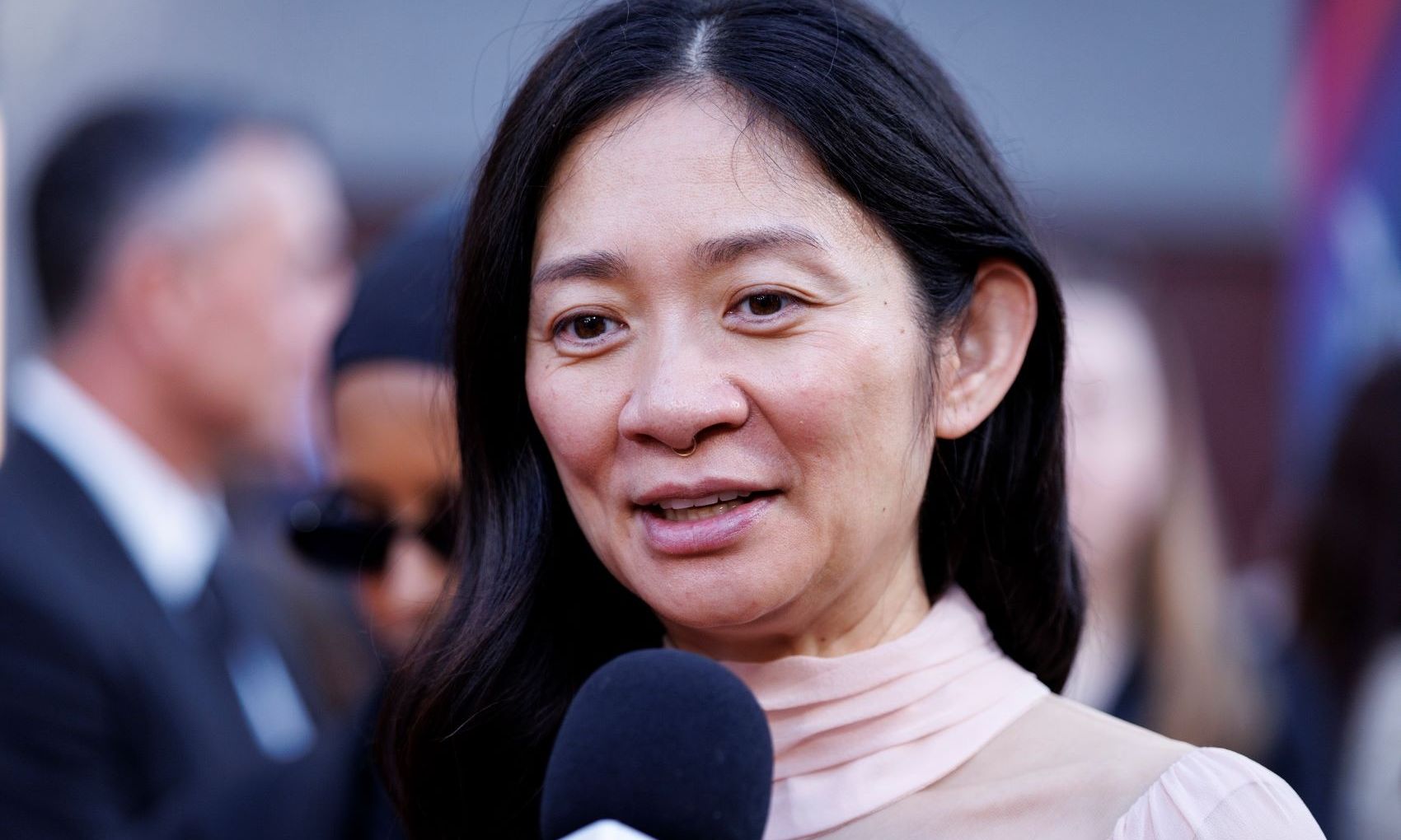 Ο Σπίλμπεργκ έκανε εμφάνιση - έκπληξη στην πρεμιέρα της του «Hamnet» όπου επαίνεσε την Κλόι Ζάο