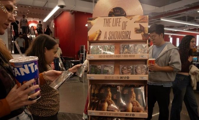 Η Τέιλορ Σουίφτ κατέρριψε ρεκόρ στο Hot 100 του Billboard με το άλμπουμ «The Life Of A Showgirl»