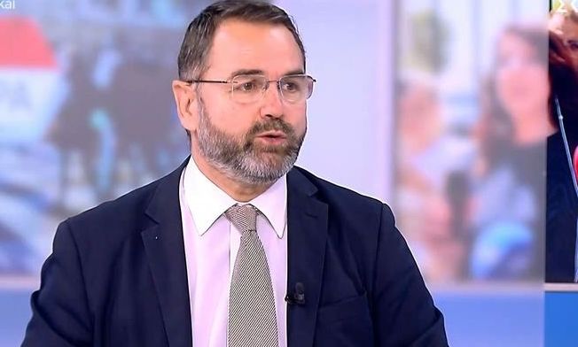 Μπαλάσκας για το περιστατικό με τη σηκωμένη μπλούζα: Δεν σκέφτομαι τον κάθε ξάπλα με την κοιλιά έξω