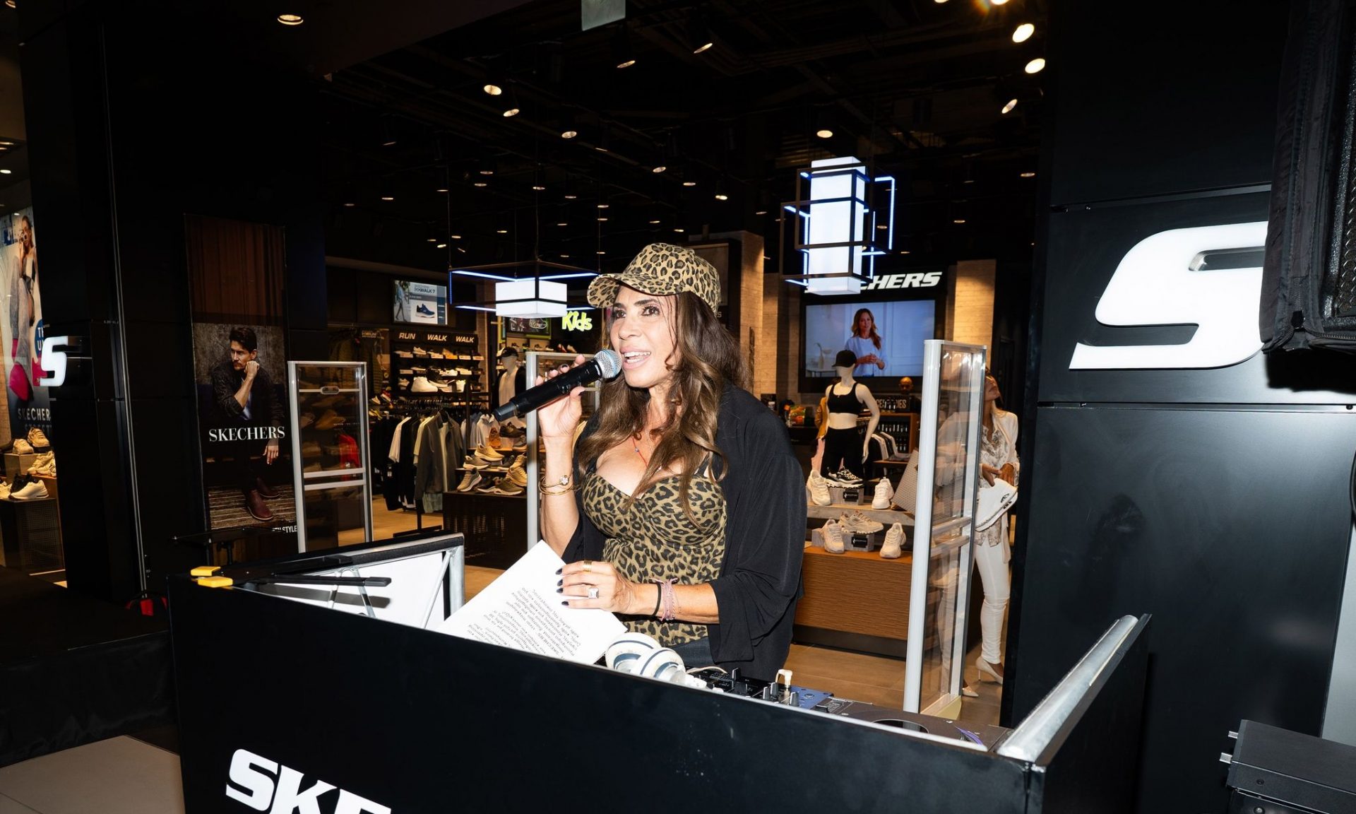 Grand Opening με τον Στέφανο Πιτσίνιαγκα στο μικρόφωνο και τη Μάγκυ Χαραλαμπίδου στα decks!