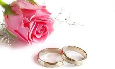 Γνωστός παρουσιαστής παντρεύεται την σύντροφό του