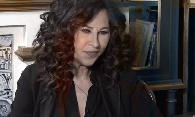 Αρβανιτάκη: Το cozy σπίτι της με τα ξύλινα πατώματα, τα χαλιά & η πόζα στο χριστουγεννιάτικο δέντρο