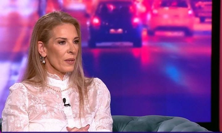 Τα δύσκολα παιδικά χρόνια της Αθηνάς Μαξίμου: «Είχα να μεγαλώσω δύο γονείς... Ήταν ένα χίπικο σπίτι»