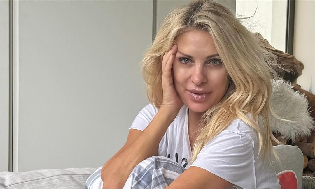 Ελένη Μενεγάκη: Ποζάρει στον καναπέ του σπιτιού της με τις πιτζάμες της και χωρίς... ίχνος μακιγιάζ!