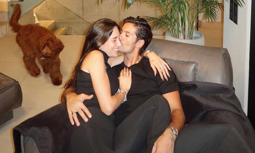 O Γιώργος Καράβας έχει γενέθλια - Οι τρυφερές ευχές από τη σύζυγό του και το φιλί στο στόμα