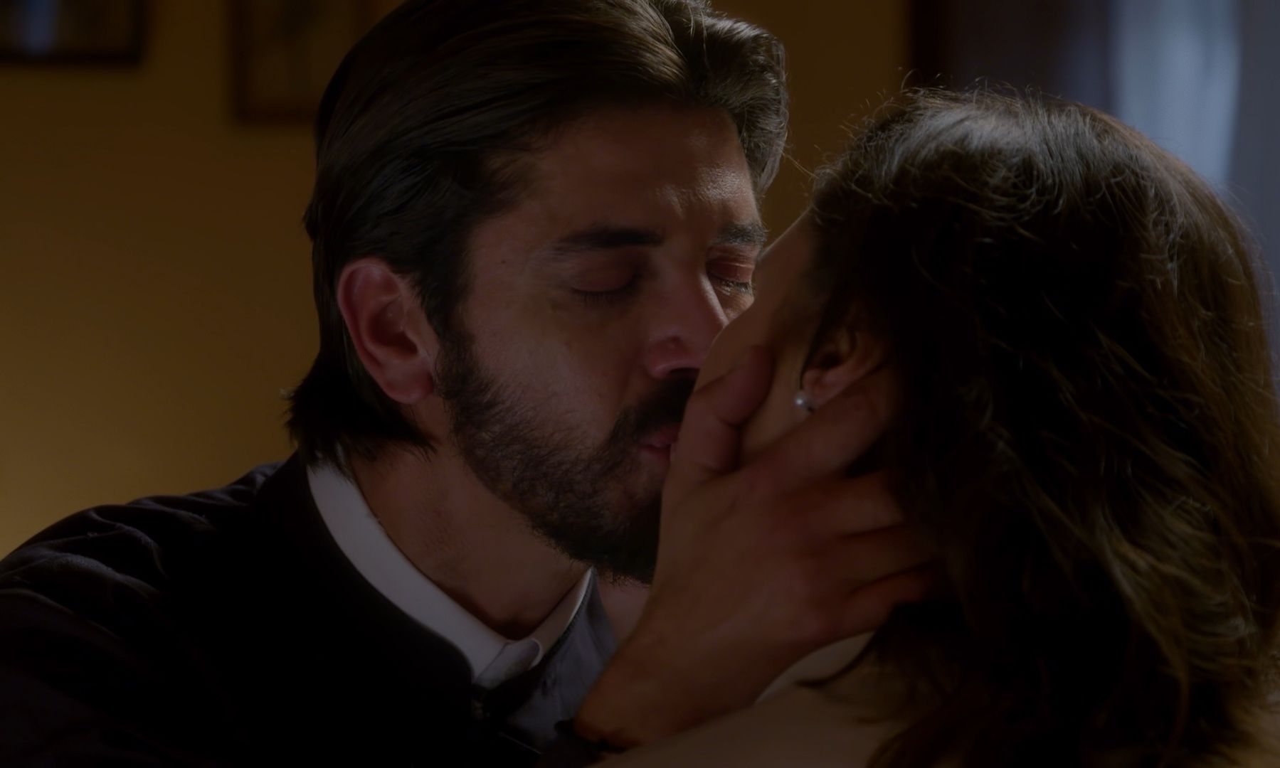 Άγιος έρωτας: Απόψε Χλόη & πατέρας Νικόλαος έρχονται ξανά κοντά - Το τρυφερό φιλί τους