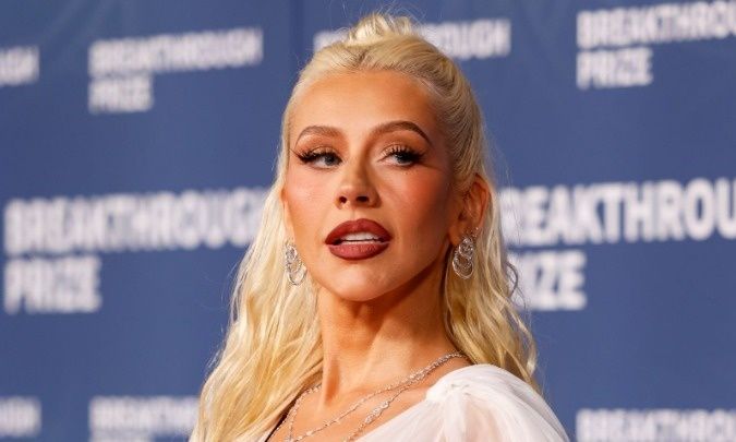 Η Αγκιλέρα επιστρέφει με το «Christmas in Paris» για τα 25 χρόνια του χριστουγεννιάτικου άλμπουμ της