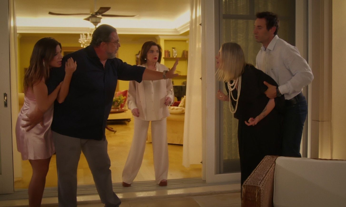 Να μ’ αγαπάς: Εβίτα ταπεινώνει την Άννα στο μπάτσελορ πάρτι για τον γάμο της με τον Ορφέα… 