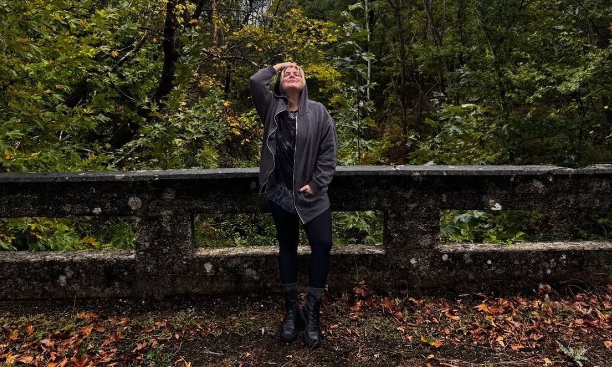 Δανάη Μπάρκα: Ποζάρει topless στις φθινοπωρινές διακοπές της