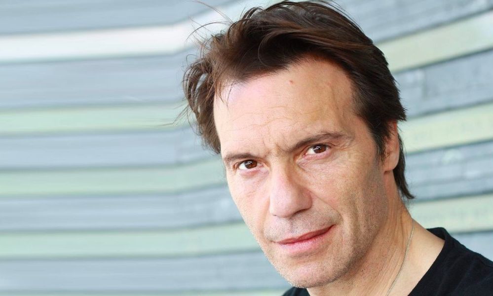 Στράτος Τζώρτζογλου: «Η μητέρα μου όταν ήμουν 4 χρονών ήπιε ένα ποτήρι χλωρίνη»