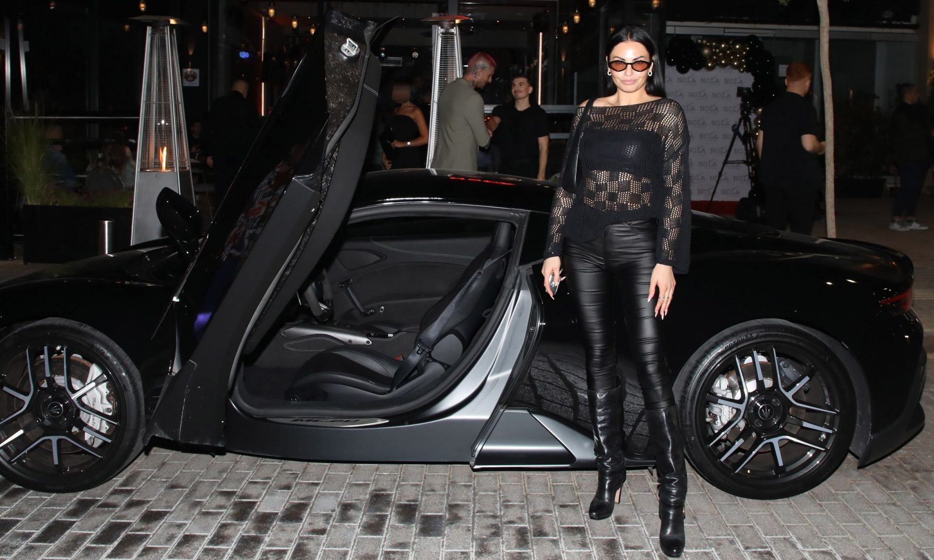 Δήμητρα Αλεξανδράκη: Πόζαρε μπροστά σε μαύρο supercar - Η εμφάνιση που συζητήθηκε!