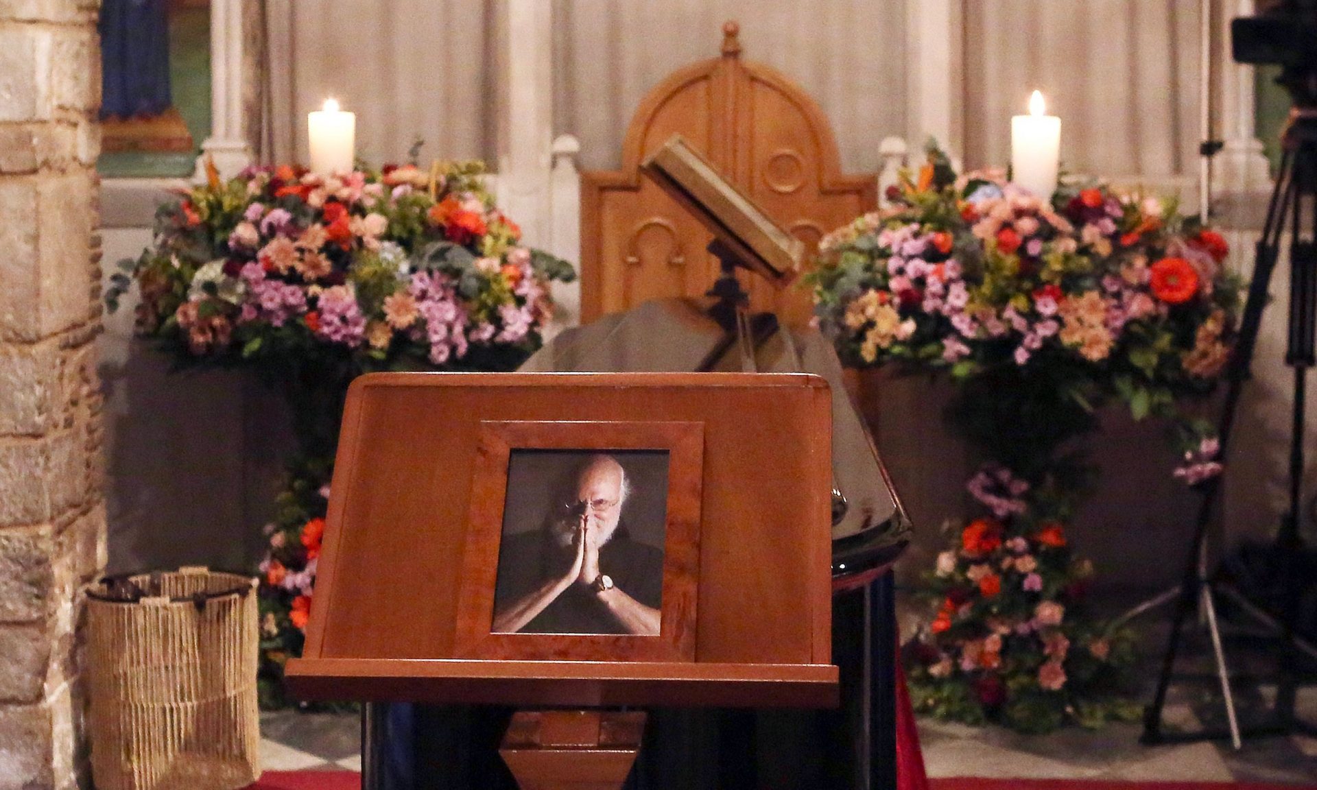 Διονύσης Σαββόπουλος: Έφτασε στο παρεκκλήσι της Μητρόπολης Αθηνών η σορός του