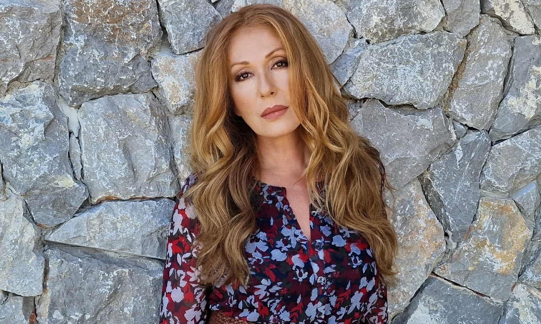 Έφη Κοντού: H τελευταία μούσα του Γιώργου Ζαμπέτα επέστρεψε δυναμικά με νέο τραγούδι