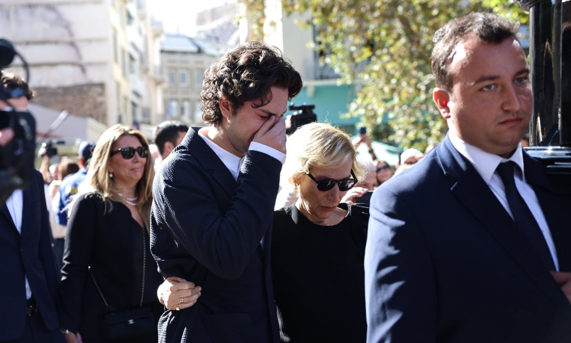 Διονύσης Σαββόπουλος: Συντετριμμένη η οικογένειά του - Με δάκρυα στα μάτια η σύζυγός του Άσπα