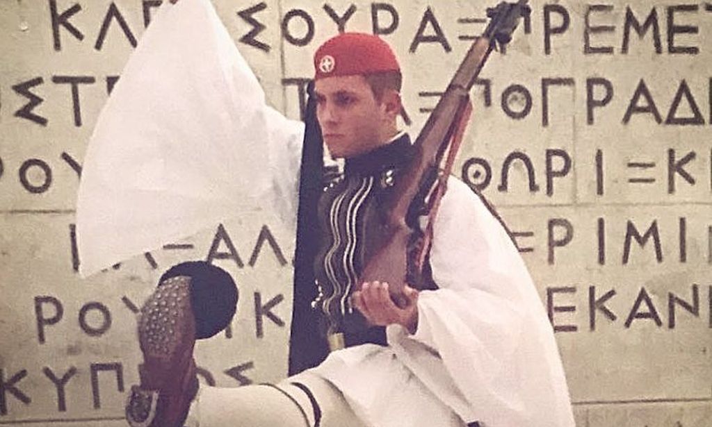 28η Οκτωβρίου-Όταν ο πρωταγωνιστής της σειράς Το Σόι σου συμμετείχε στην παρέλαση ως Εύζωνας το 2008