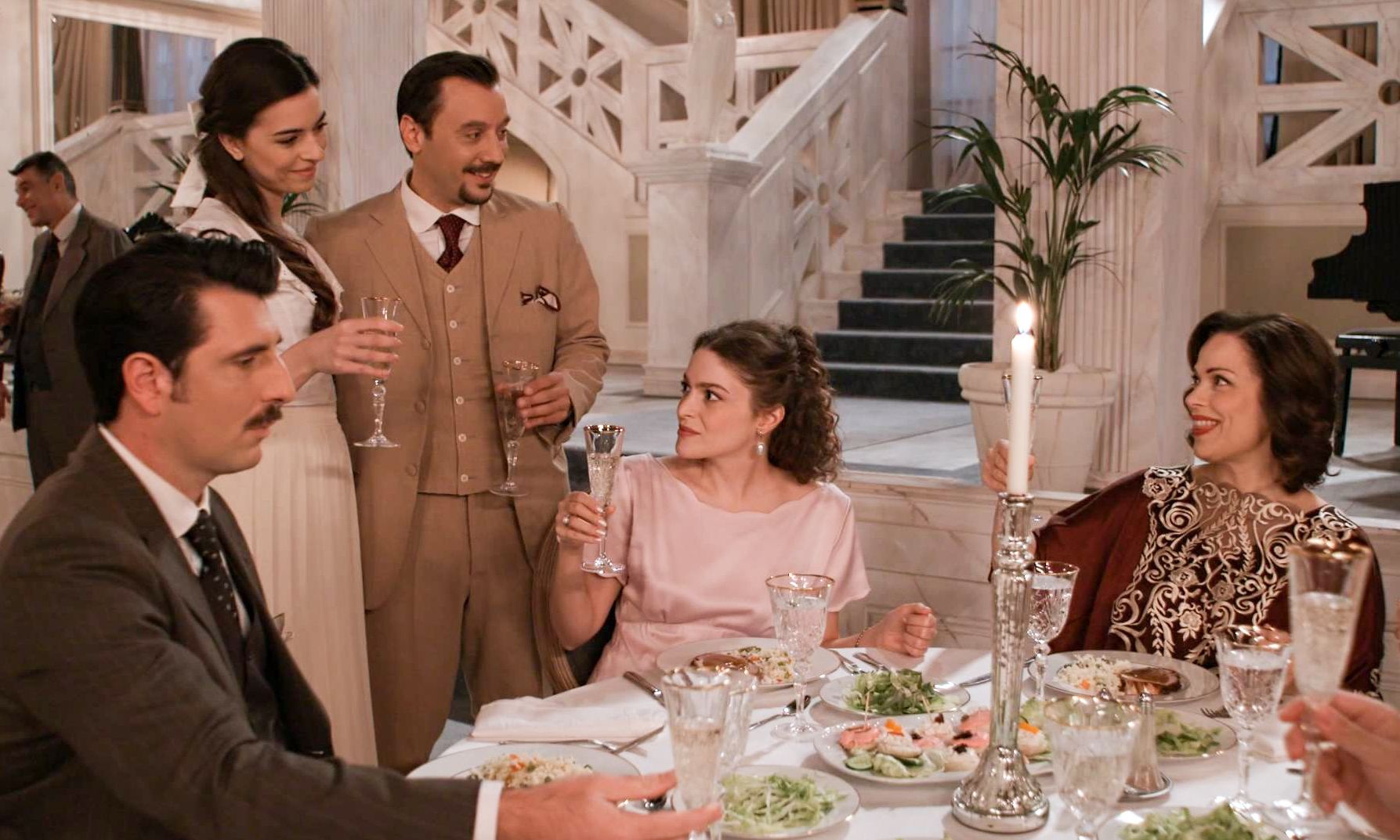 Grand Hotel: Η Αλίκη μαθαίνει ότι ο Χατζημήτρος καλύπτει τον δολοφόνο του Πέτρου