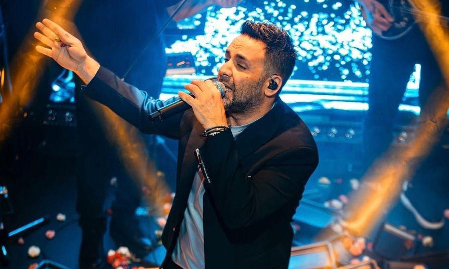 Γιώργιος Γιαννιάς: Sold out με πάρτυ και λουλουδοπόλεμο η πρεμιέρα