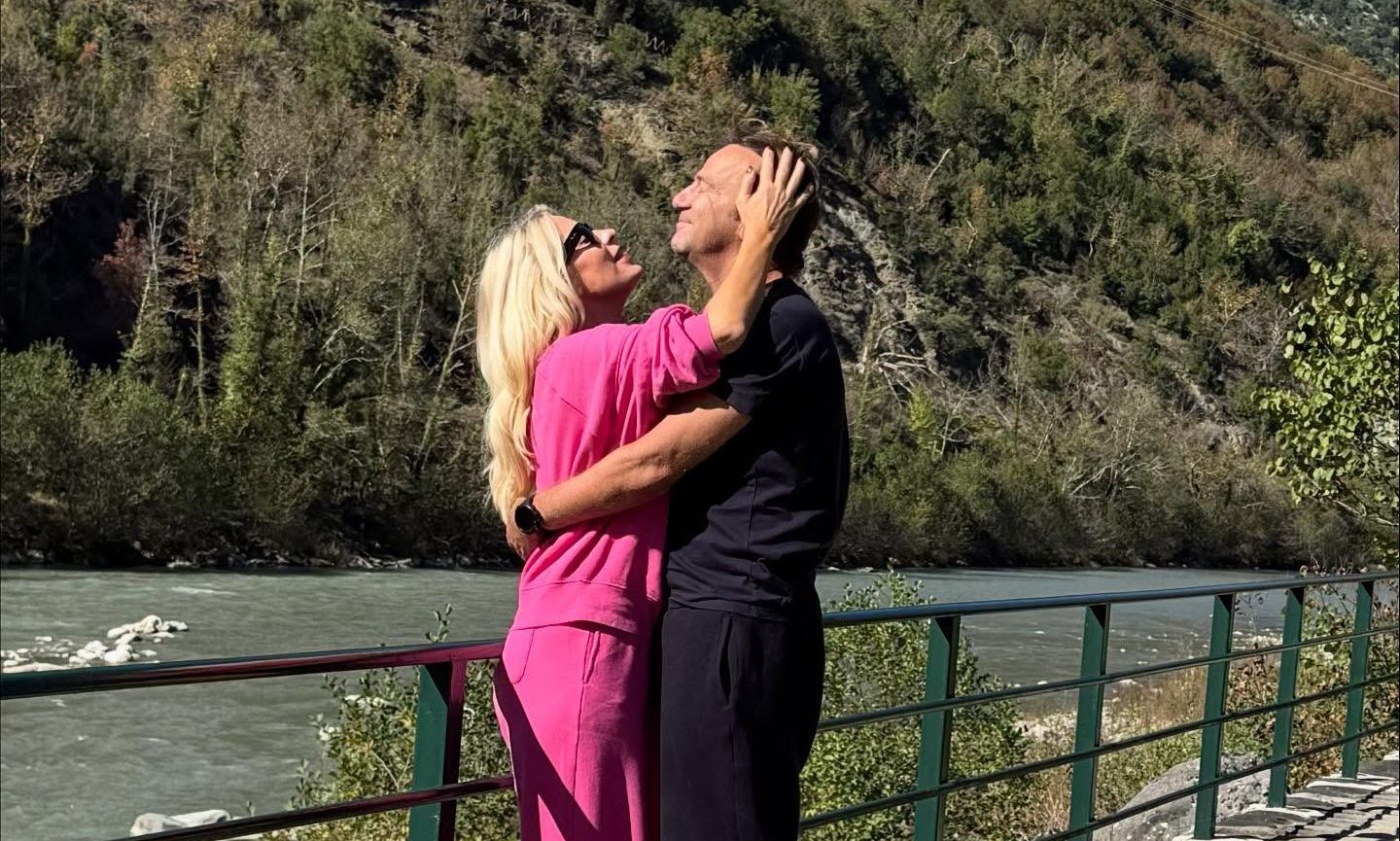 Στα Τζουμέρκα η Μενεγάκη! Οι φωτό αγκαλιά με τον Παντζόπουλο & το μήνυμα - «Δεν μετράω πλέον χρόνια»