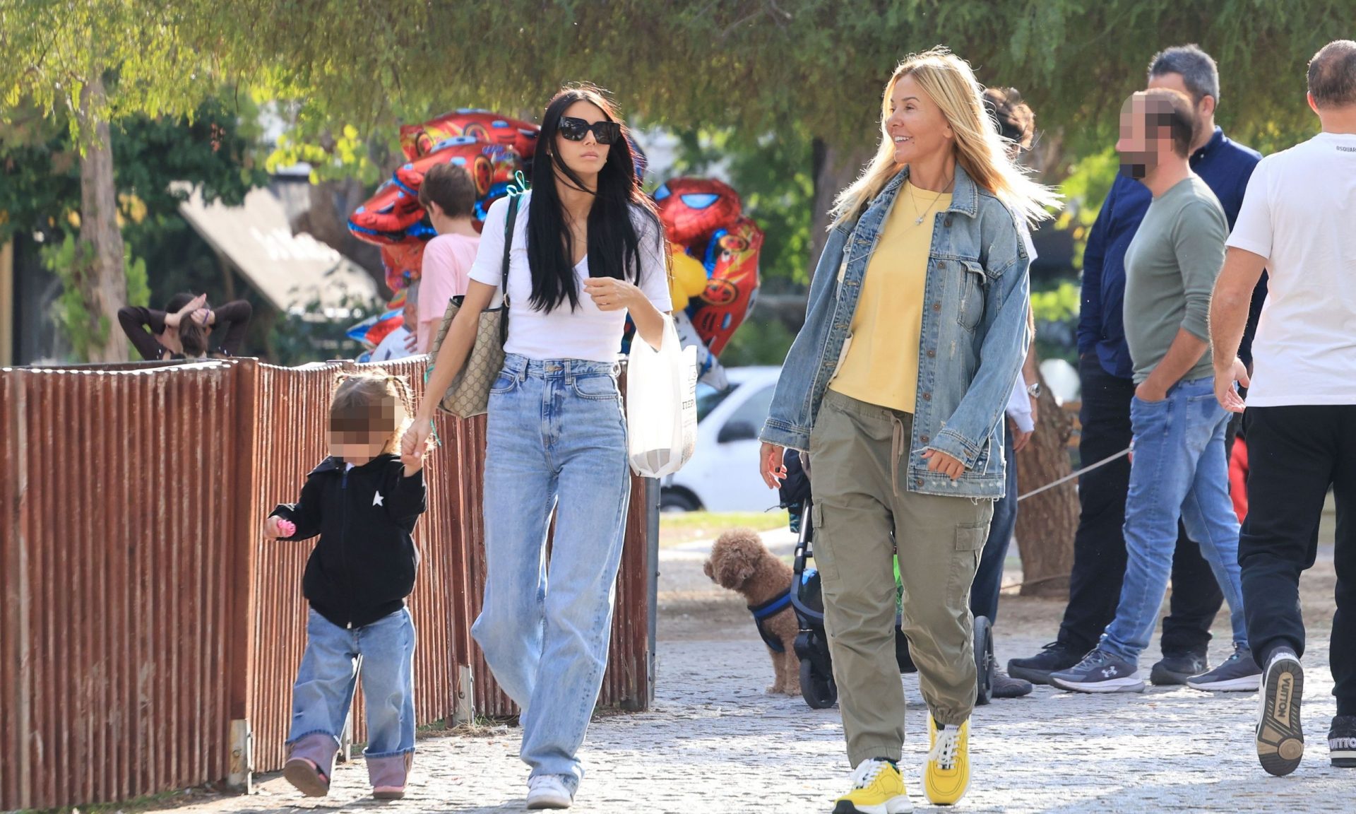 Τρεις γενιές μαζί! Η Χριστίνα Παππά με τη νύφη της, Άννα Μπεζάν και την εγγονή της στις κούνιες!