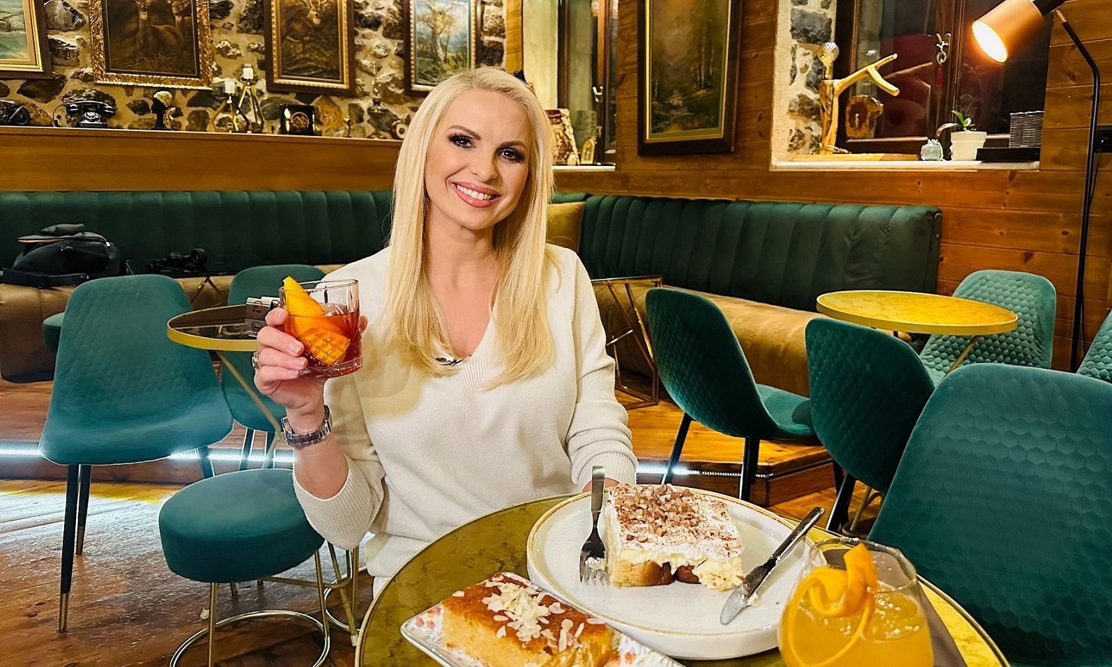 «Happy Hours»: Η Μάγδα Τσέγκου σπάει πιάτα χωρίς έλεος στα Αναφιώτικα 