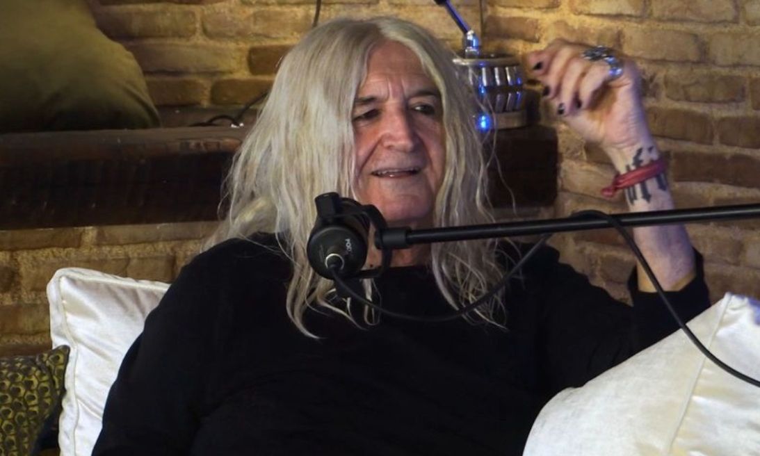 Καρβέλας: «Κάθε φορά που τον ακούω να τραγουδάει με πιάνουν τα γέλια, πιο χάλια φωνή δεν υπάρχει»