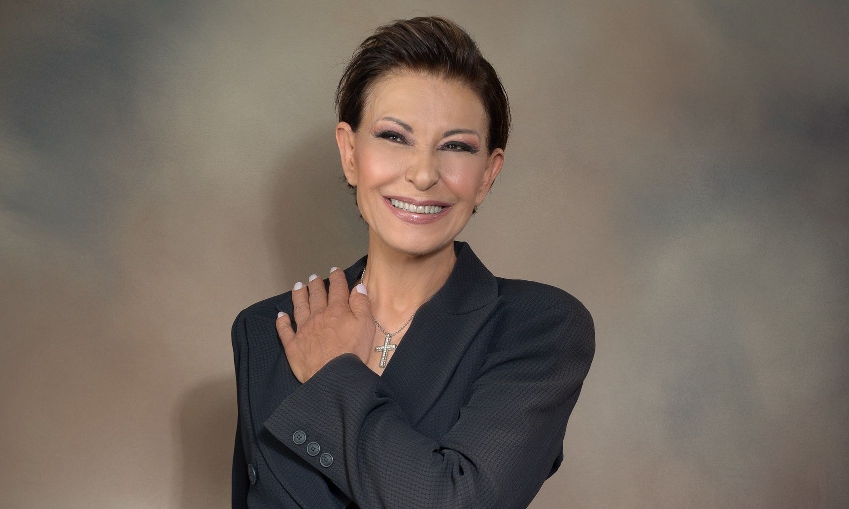 «Χορεύει το Ζεϊμπέκικο» στο νέο της videoclip η Κωνσταντίνα