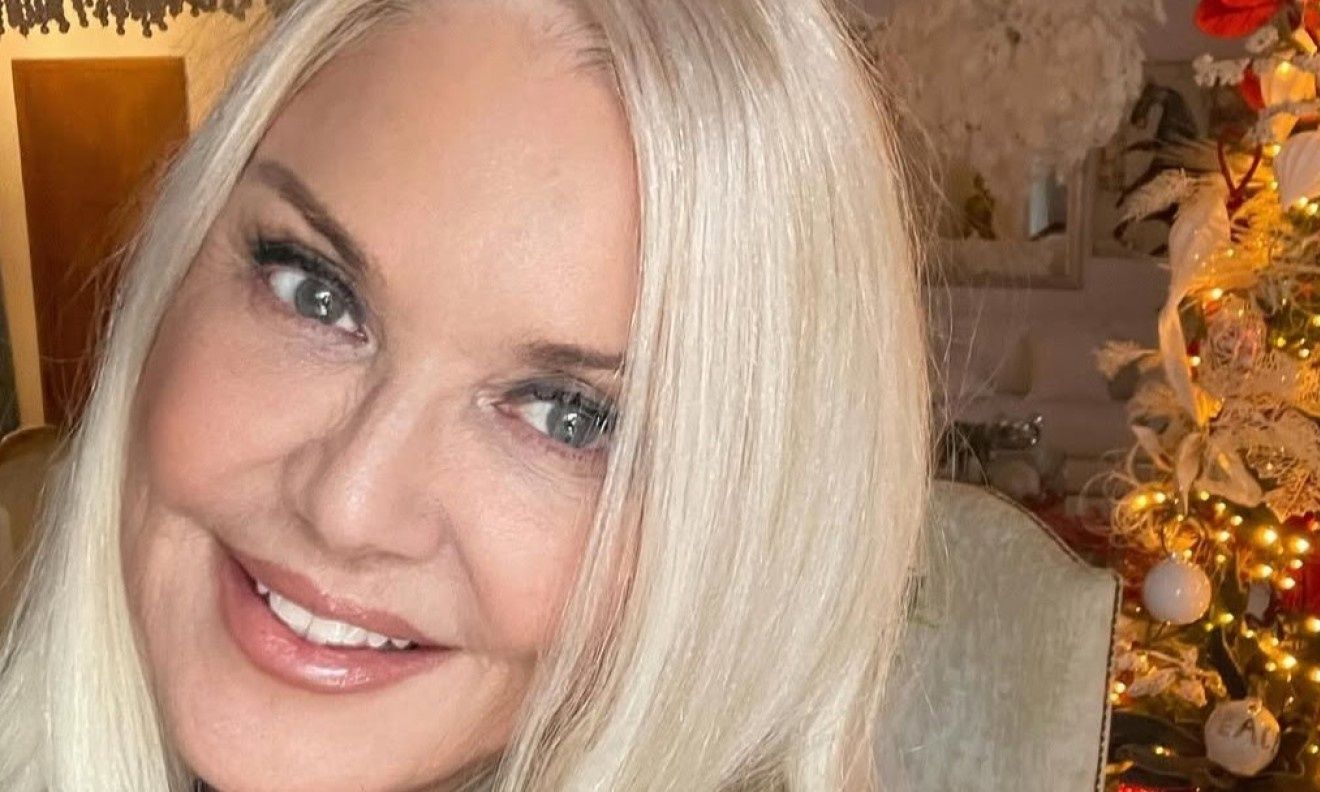 Ρούλα Κορομηλά: Ξεκίνησε να στολίζει το σπίτι της & πόζαρε μπροστά στο χριστουγεννιάτικο δέντρο