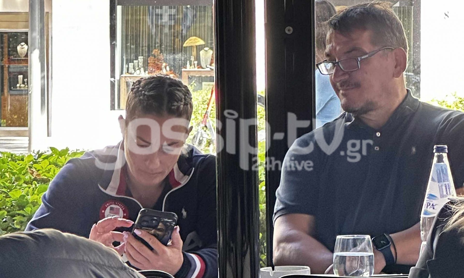 Ο Πύρρος Δήμας και η Σκαφίδα δεν πέρασαν απαρατήρητοι - Η βόλτα χωρίς την κόρη τους στο κέντρο