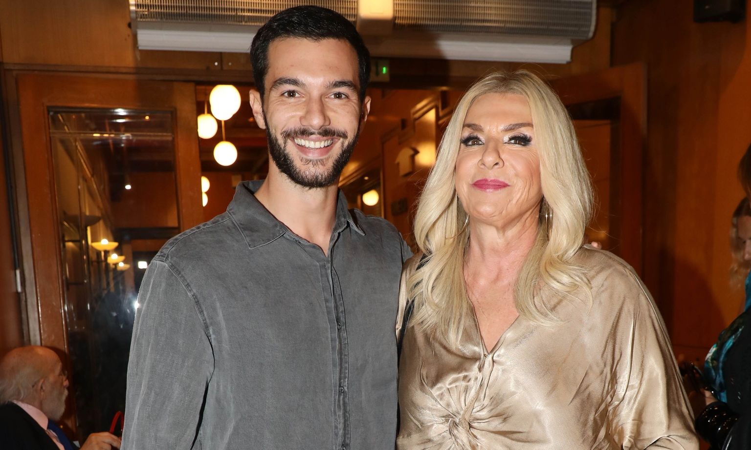 Δάφνη Μπόκοτα – Νίκος Κοσώνας: Μαζί στο θέατρο – Μαμά και γιος «έκλεψαν» τις εντυπώσεις