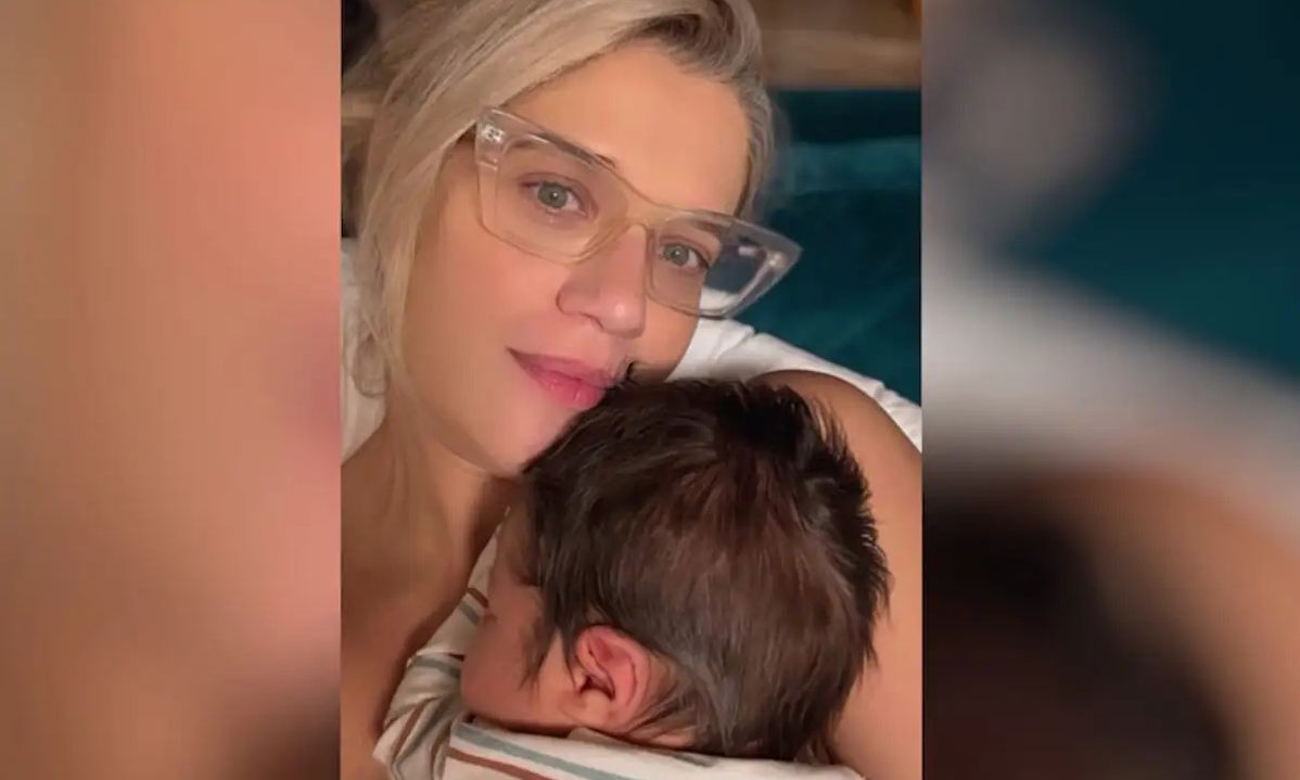 Τζένη Θεωνά: «Λιώνει» στην αγκαλιά του γιου της - Το νέο βίντεο που μοιράστηκε