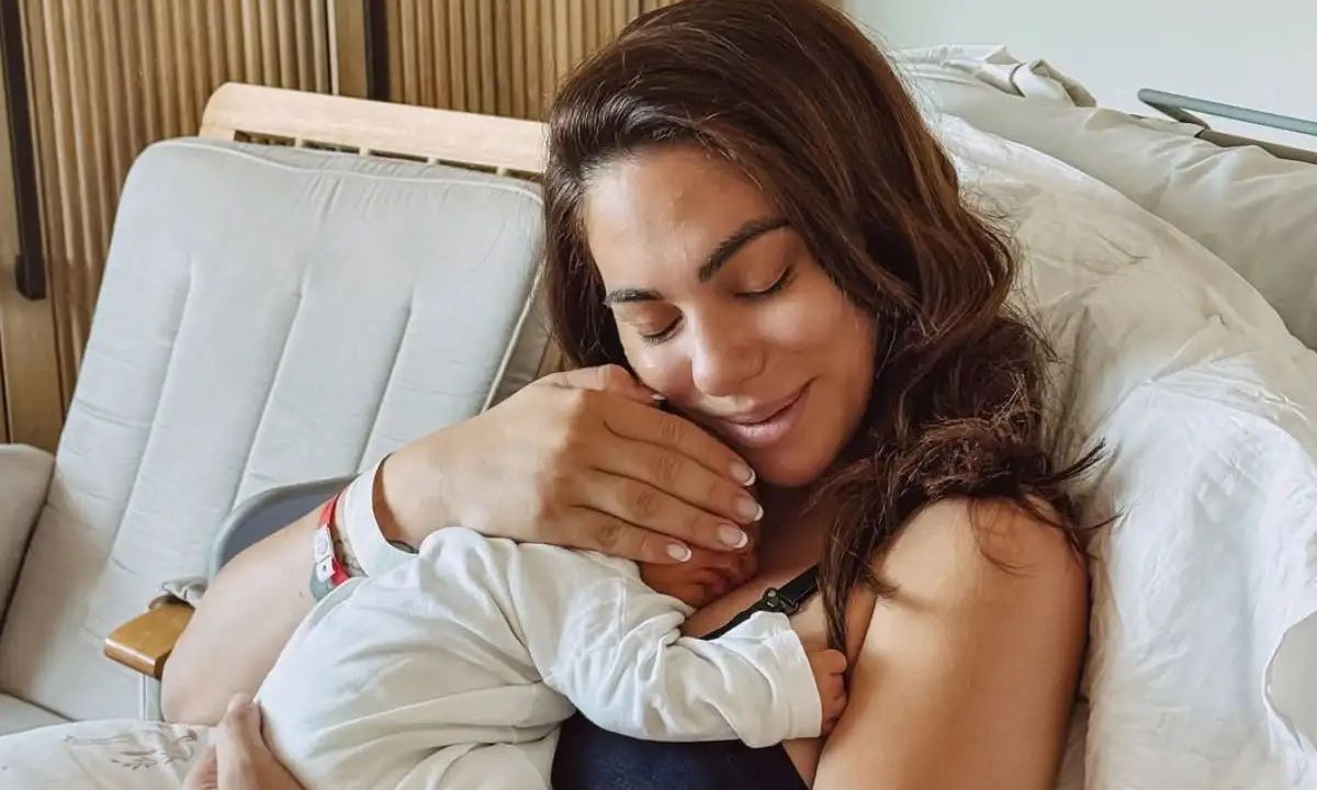 Βαλαβάνη για τον γιο της: «Μοιάζει στον πατέρα του, άλλοι υποστηρίζουν ότι μοιάζει σε εμένα»