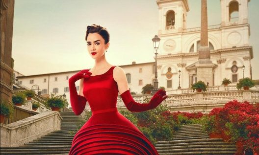 Ποια «Emilly in Paris»; Emilly in... Πετράλωνα! Η Λίλη Κόλινς φωτογραφήθηκε σε γειτονιά της περιοχής