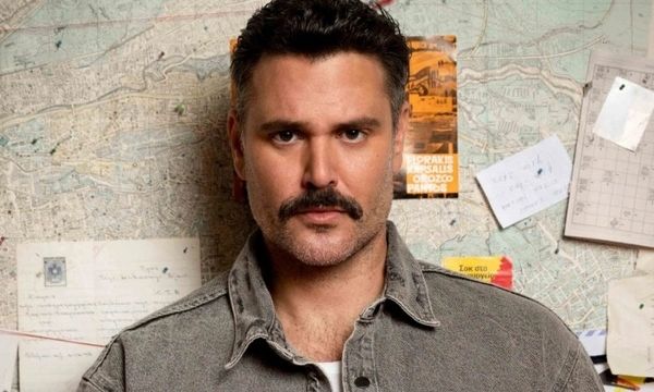 Γιατί ρε πατέρα; - νέα επεισόδια: H αστυνομία εισβάλλει στο σπίτι του Μιχαήλου και τον συλλαμβάνει