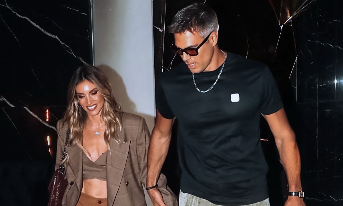 Αθηνά Οικονομάκου: Απλώνει το χέρι της για να πιάσει… τον Τσερέλα αλλά το χέρι δεν είναι δικό του