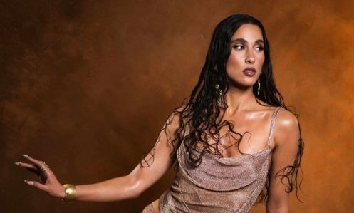 «Αστείο» - H Evangelia χορεύει ζεϊμπέκικο αλλιώς για το νέο τραγούδι της