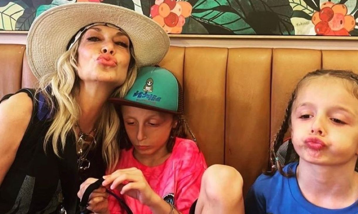 Άννα Βίσση: Πόζαρε ξανά με τον εγγονό της – Τα νέα καρέ με τη Σοφία Καρβέλα!