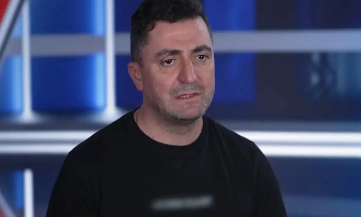 The Voice: Αδελφός πασίγνωστου τραγουδιστή ανέβηκε στη σκηνή αλλά δε γύρισε καμία καρέκλα