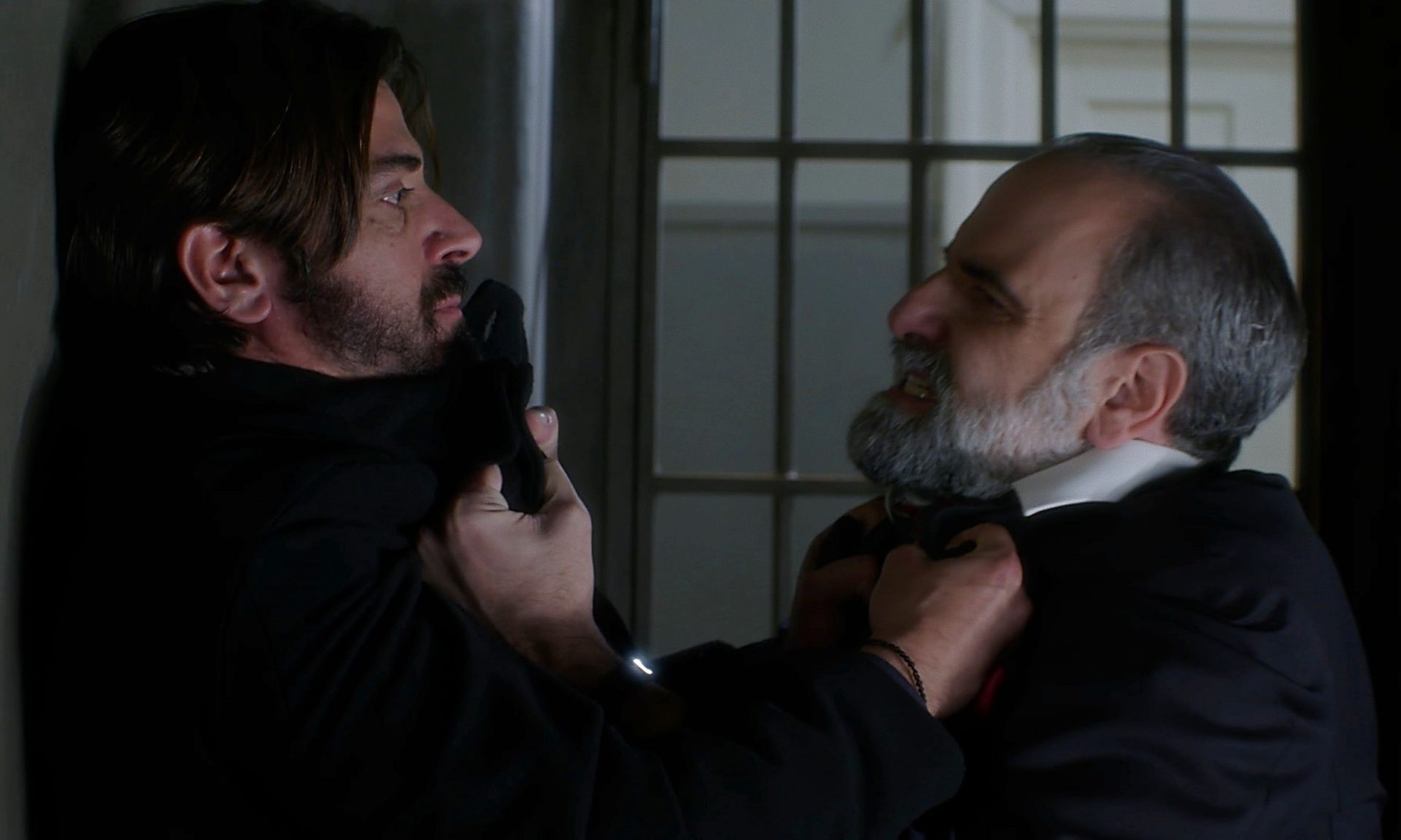 Άγιος έρωτας - Πιάνονται στα χέρια Μαρκόπουλος και π. Νικόλαος