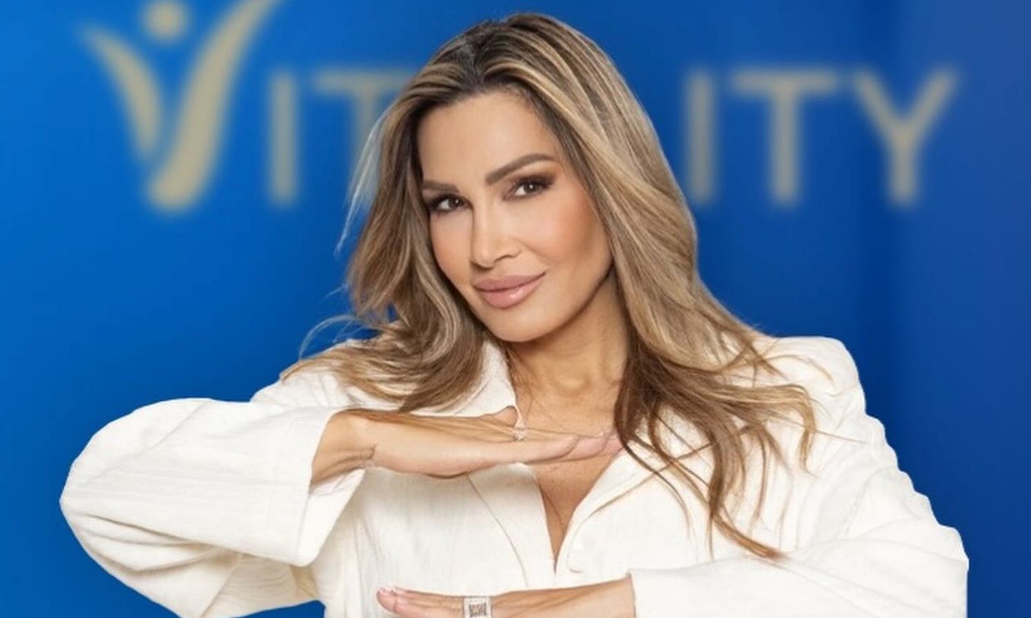 Ελένη Πετρουλάκη: Πιο εντυπωσιακή από ποτέ - Το total black look και το μήνυμα για τα Χριστούγεννα!