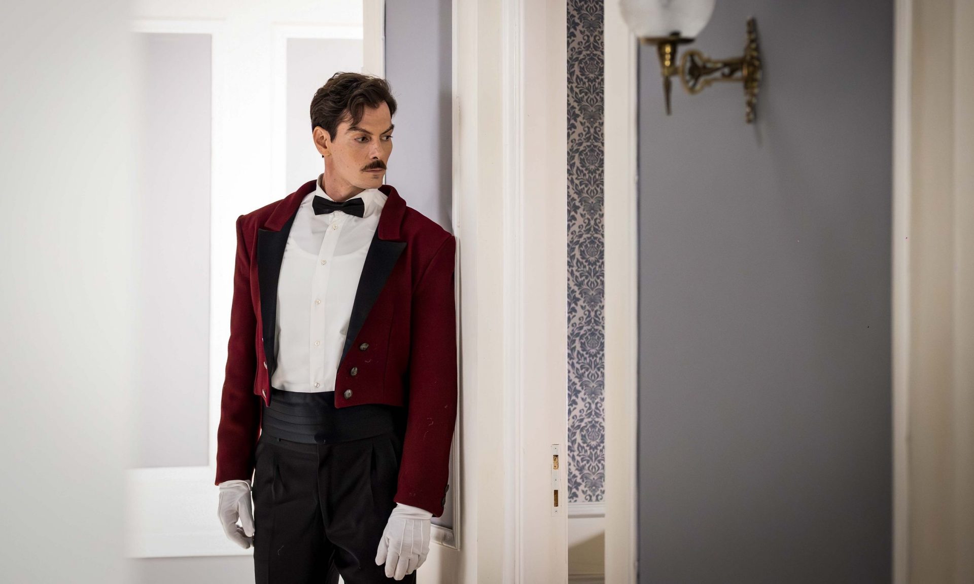 Grand Hotel: Ο Πέτρος καταφθάνει στο ξενοδοχείο - Ο Άρης σοβαρά τραυματισμένος