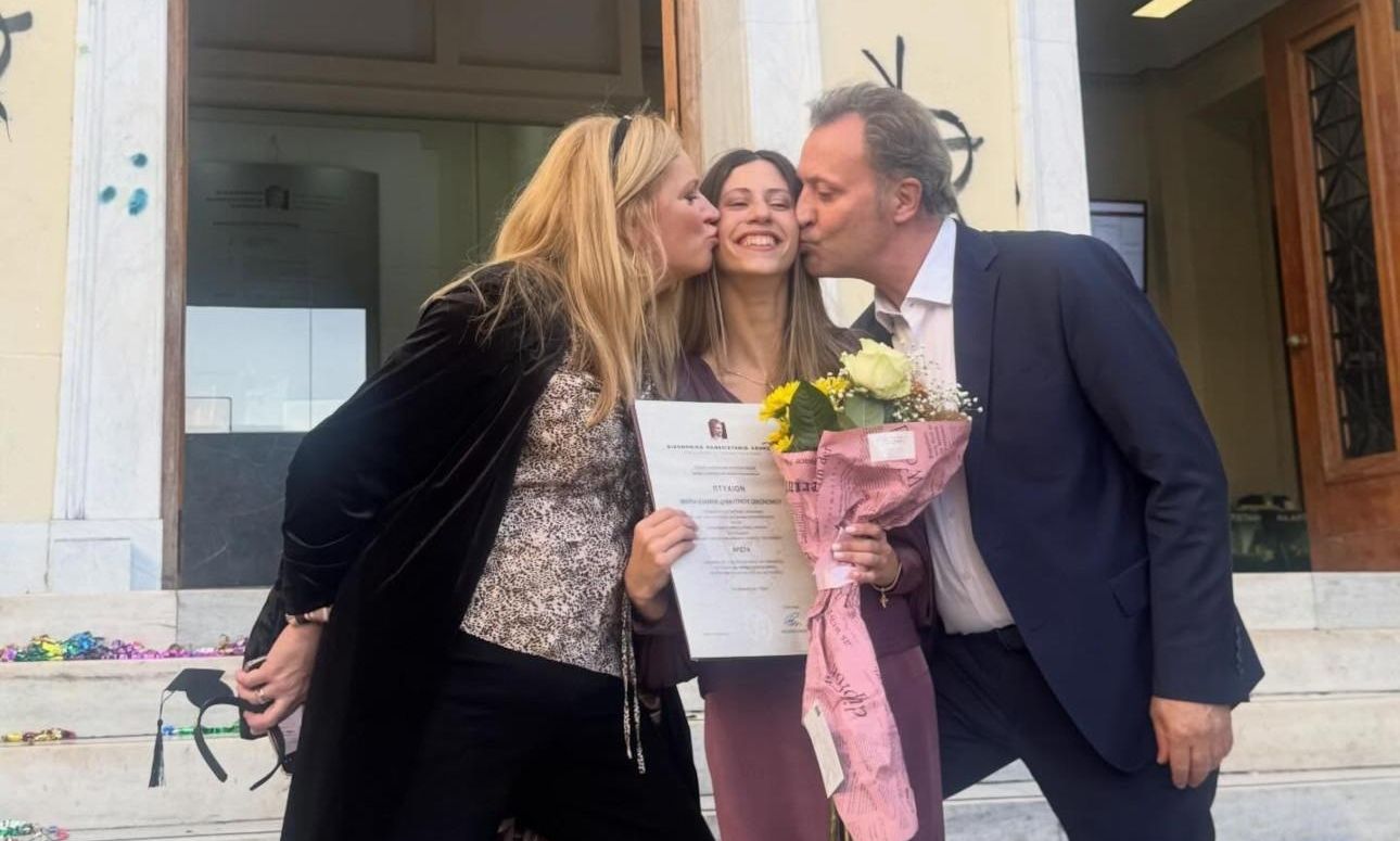 Δημήτρης Οικονόμου - Αλεξία Κουλούρη: Περήφανοι στην ορκωμοσία της κόρης τους - Αποφοίτησε με άριστα