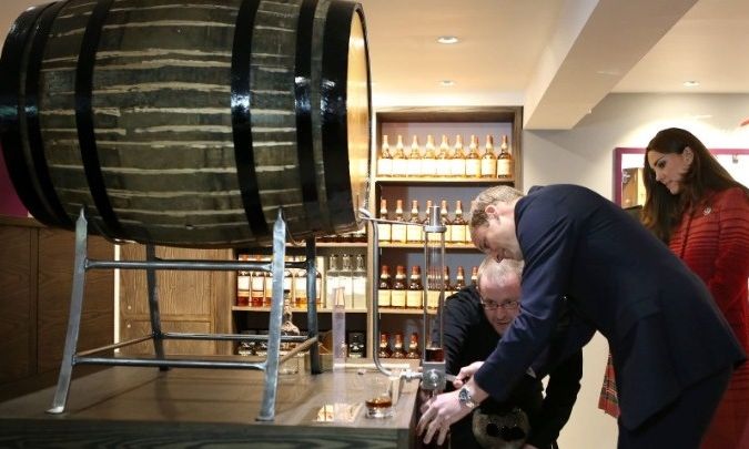 Ο βασιλιάς Κάρολος καμαρώνει για το νέο oυίσκι από τους κήπους του στο Γκλόστερσαϊρ