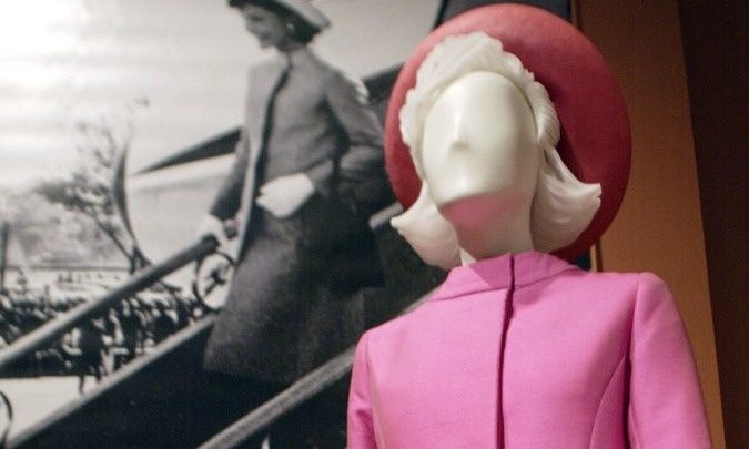 Σε δημοπρασία το παλτό της Ζακλίν Κένεντι Ωνάση από τη βραδιά των εκλογών του 1960