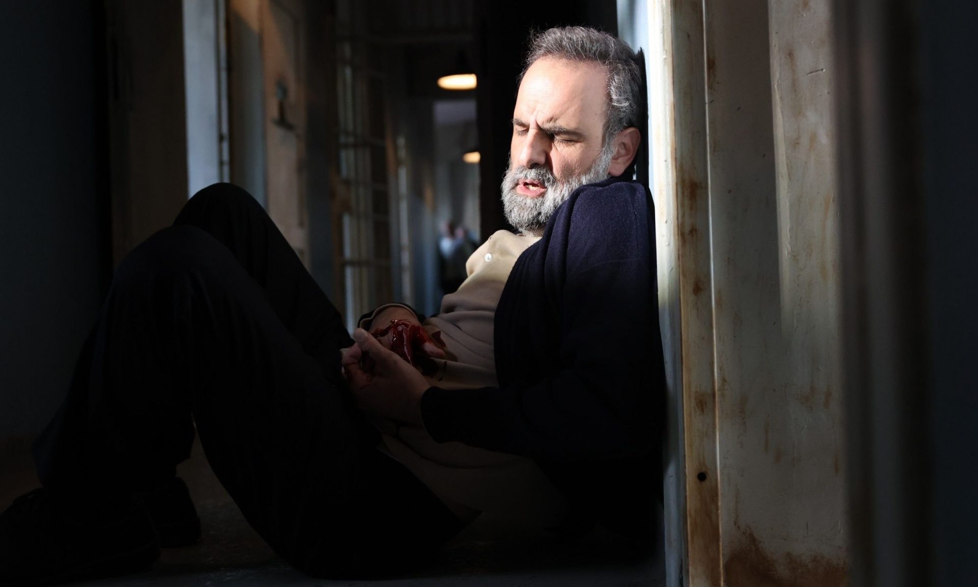 Άγιος έρωτας: Ο Παύλος σωριάζεται μετά από μαχαιριά στα πλευρά!