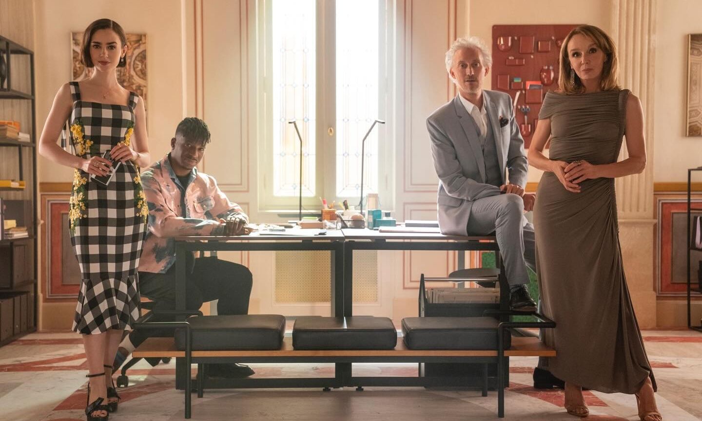 Το Netflix αποκαλύπτει την ανατροπή της χρονιάς στο «Emily In Paris» και υπήρξαν αντιδράσεις