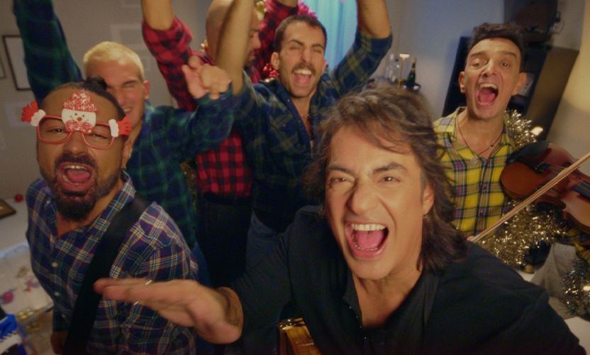 Διονύσης Σχοινάς - «Μαύρα Χριστούγεννα»: το πιο ανατρεπτικό γιορτινό τραγούδι & video!