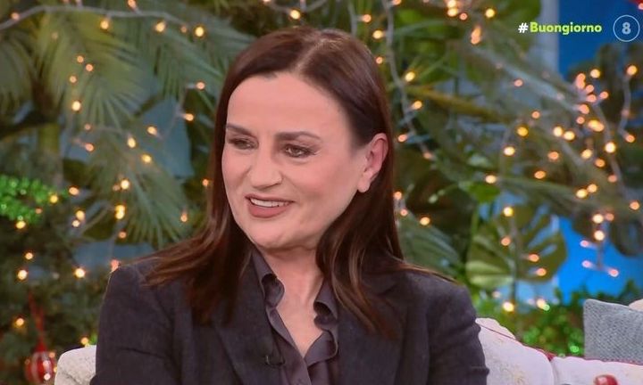 Καρυοφυλλιά Καραμπέτη: «Θέλω να είμαι συμφιλιωμένη με τον χρόνο. Ποιον να ξεγελάσεις;»