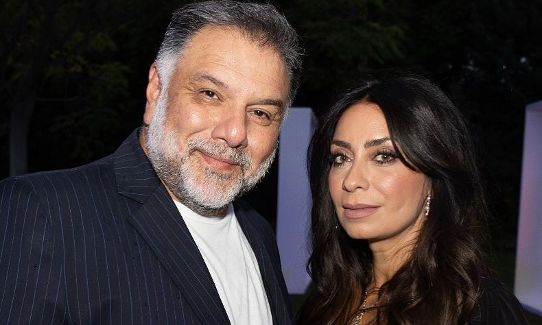 Νάνσυ Αντωνίου:  Η γυναίκα στο πλευρό του Αρναούτογλου – Διακριτική, λαμπερή και ταλαντούχα